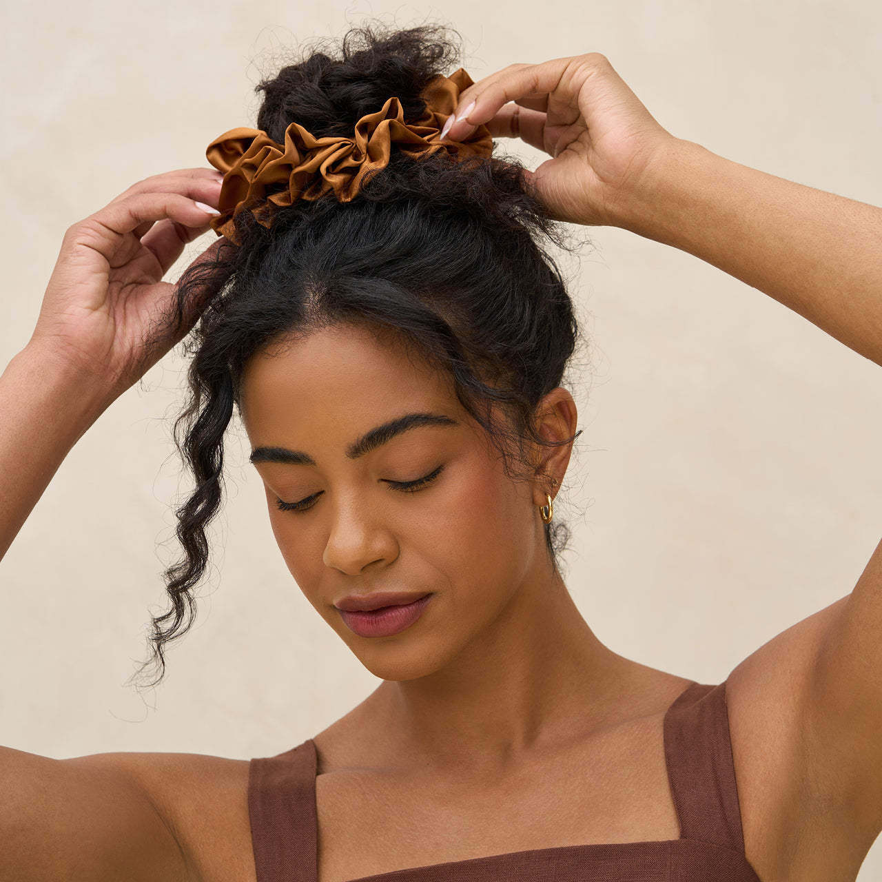 Kamelfarbenes Rüschen-Haargummi