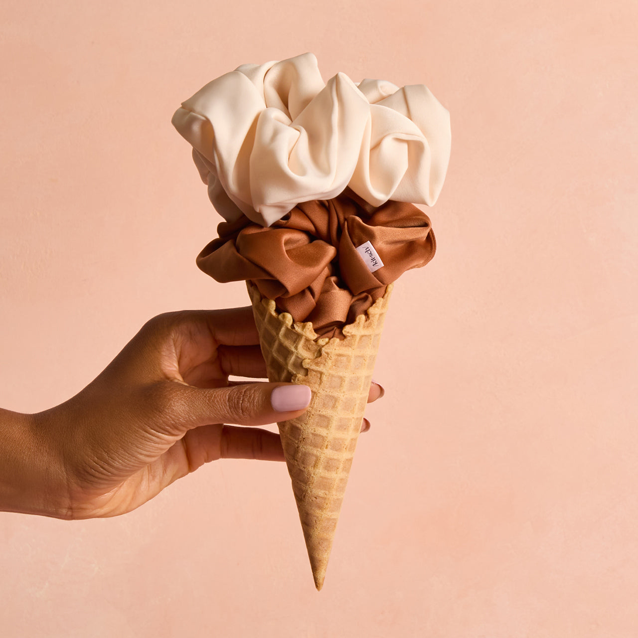 Oversized-Haargummis in Creme und Kamelbraun