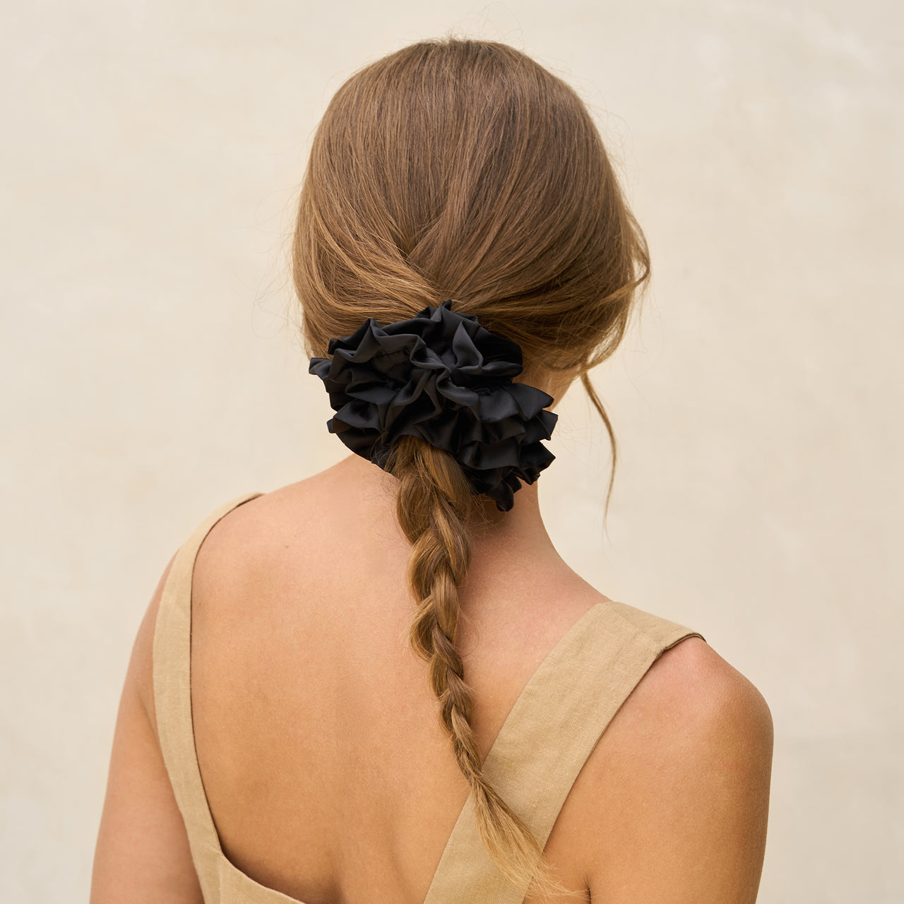 Elastico per capelli nero con volant