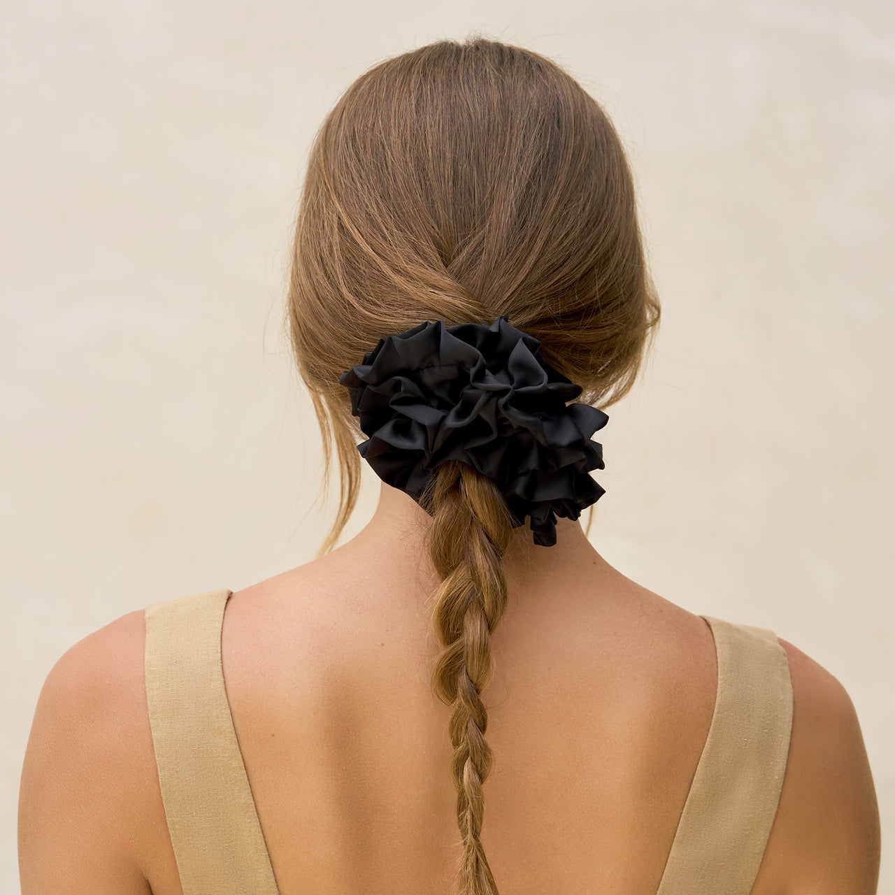 Elastico per capelli nero con volant