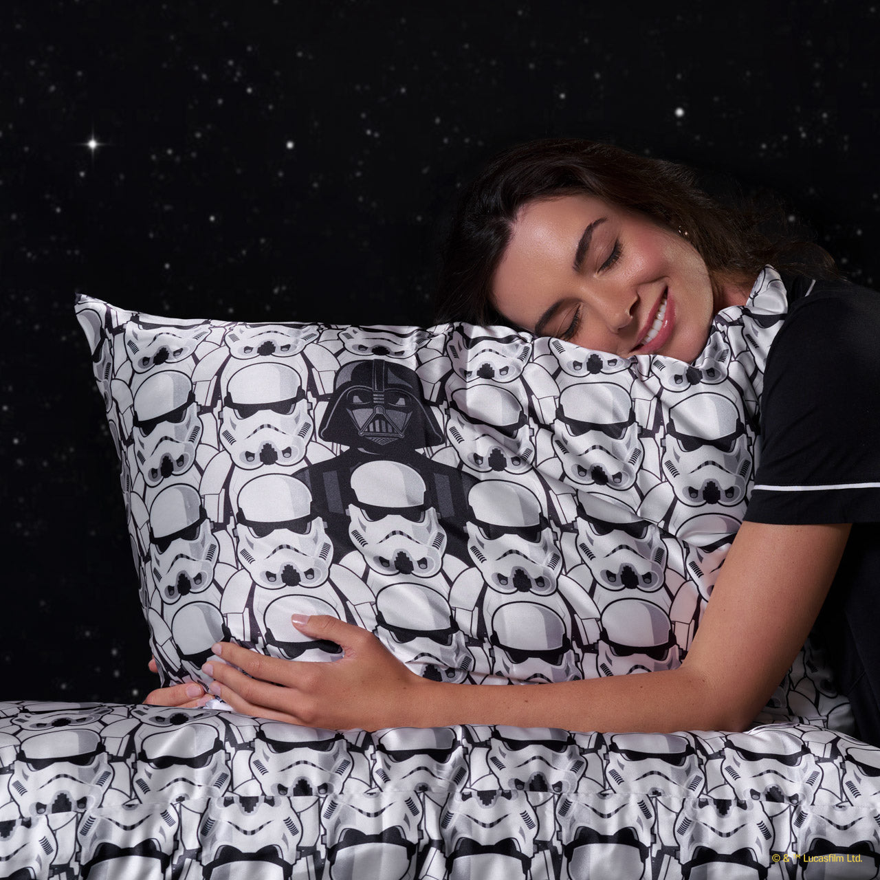 Star Wars™ & Kitsch Funda de almohada de satén Darth Vader & Stormtroopers.