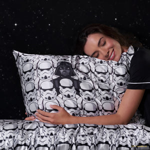 Star Wars™ & Kitsch Funda de almohada de satén Darth Vader & Stormtroopers.