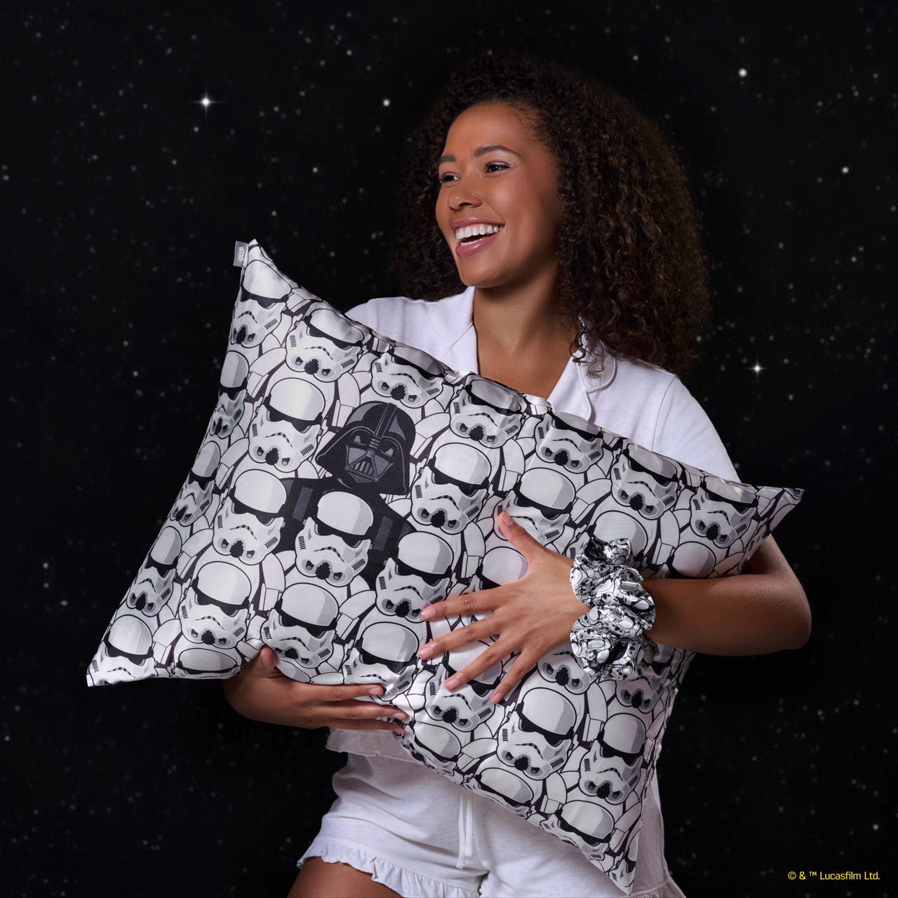 Star Wars™ & Kitsch Funda de almohada de satén Darth Vader & Stormtroopers.