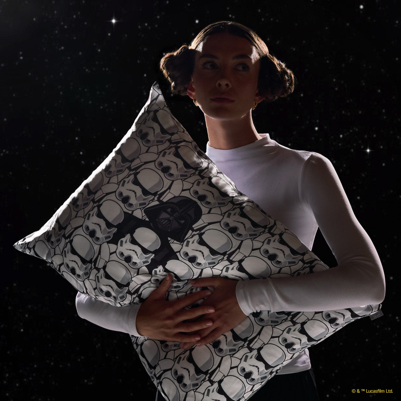 Star Wars™ & Kitsch Funda de almohada de satén Darth Vader & Stormtroopers.