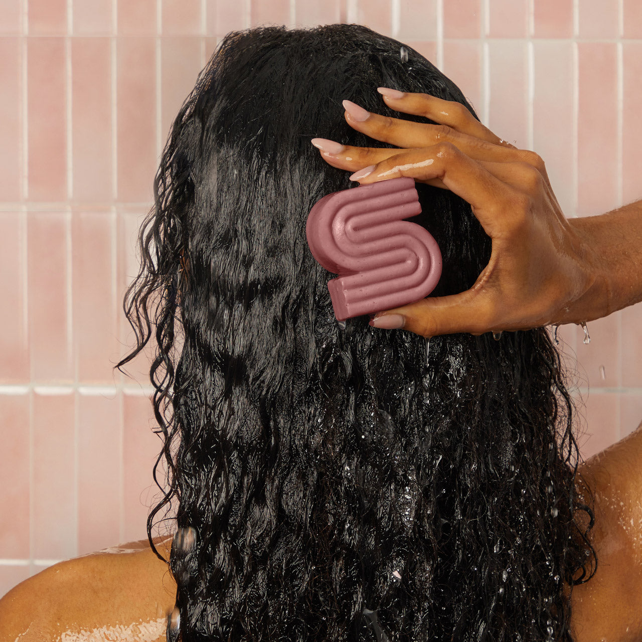 KITSCH Castor Oil Nourishing Shampoo Bar — model using shampoo bar — Nourishes your scalp to help decrease hair breakage & damage — for healthy, nourished hair